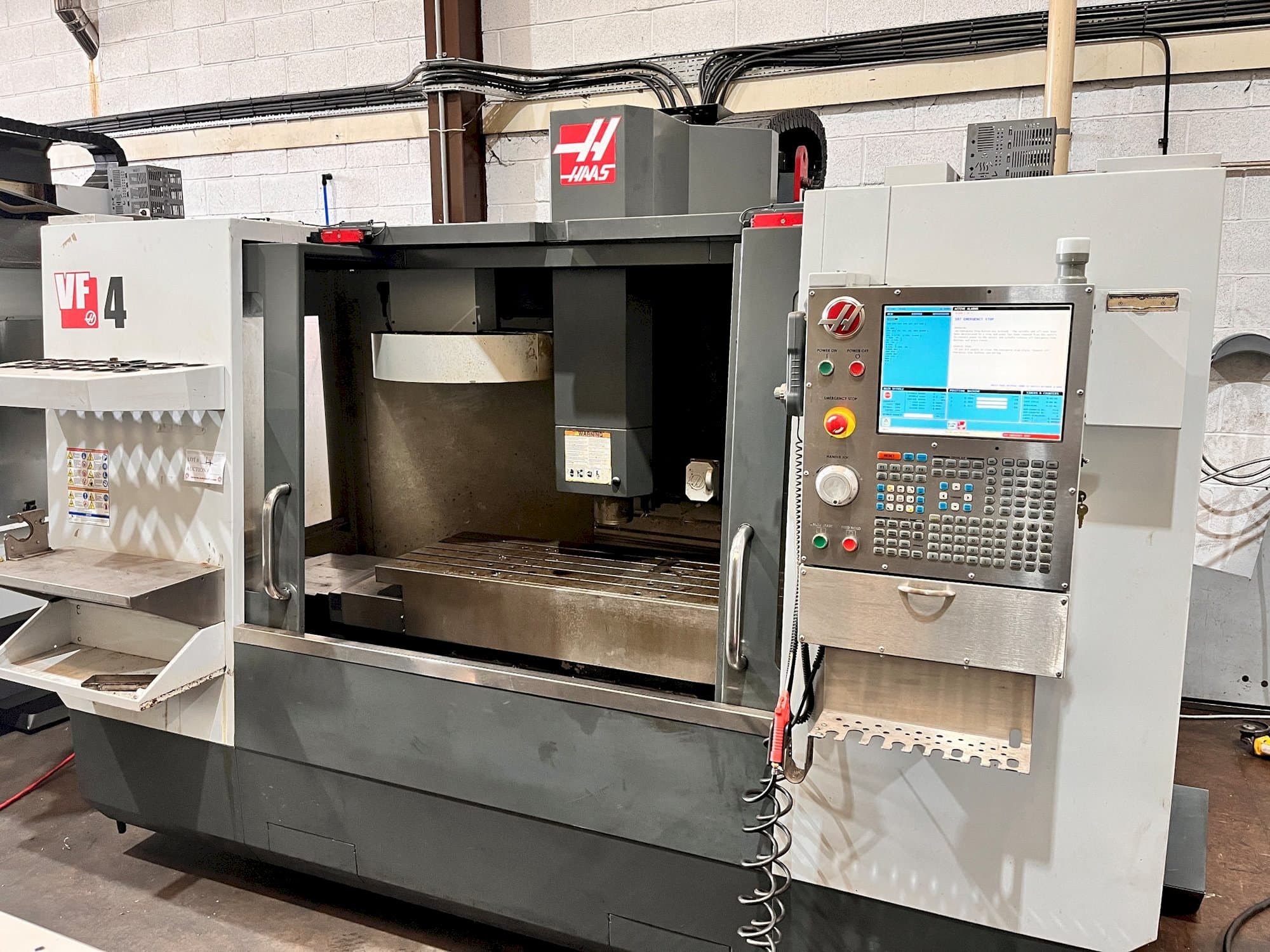A HAAS VF-4  gép elölnézete