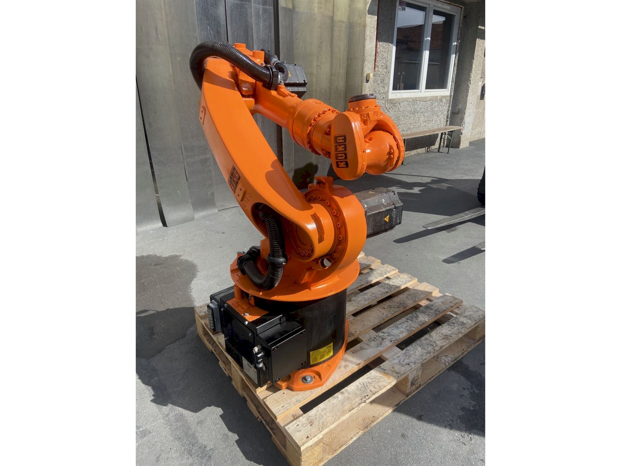 A KUKA Kr16  gép elölnézete