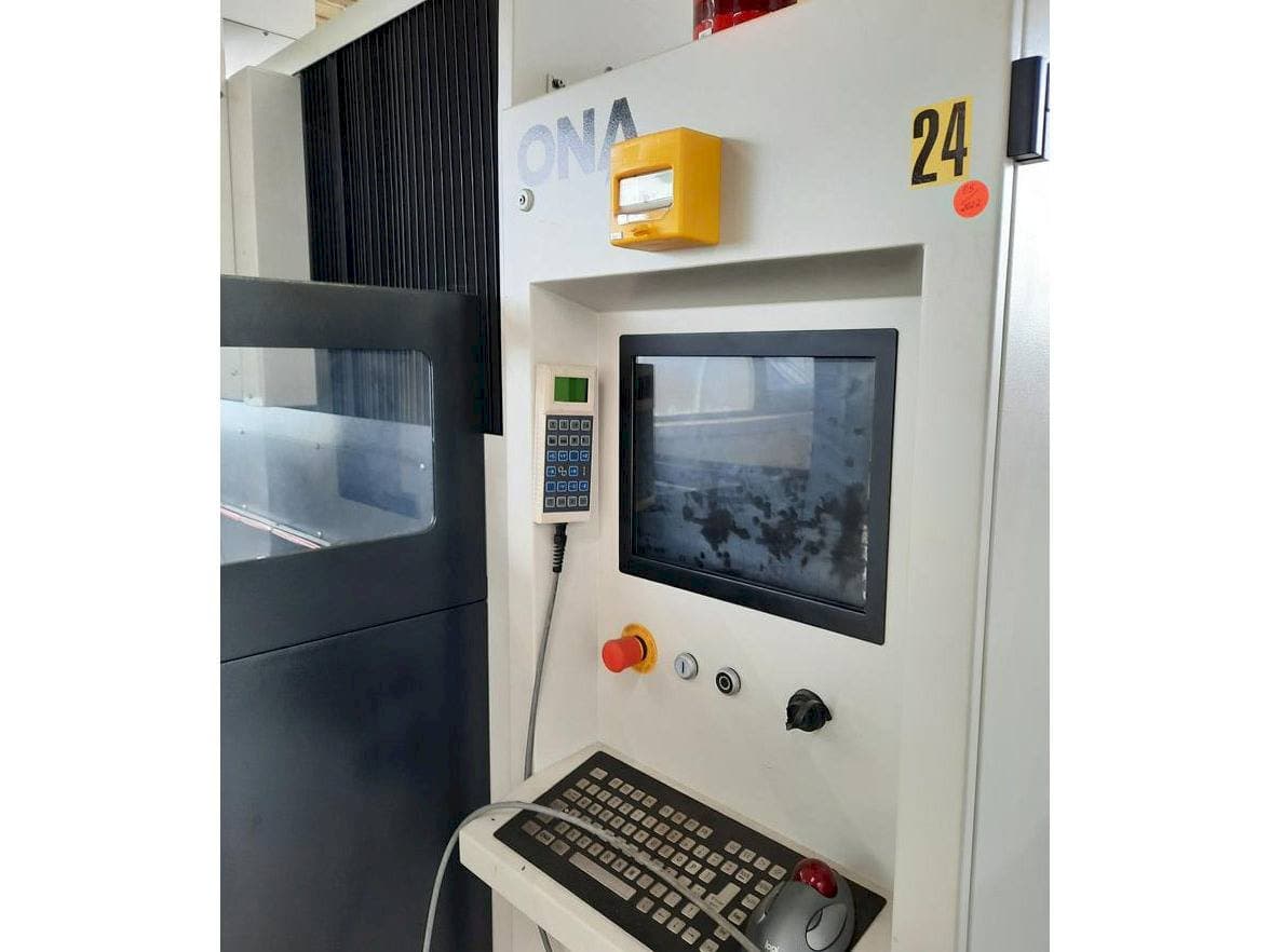 A ONA NX4F  gép elölnézete