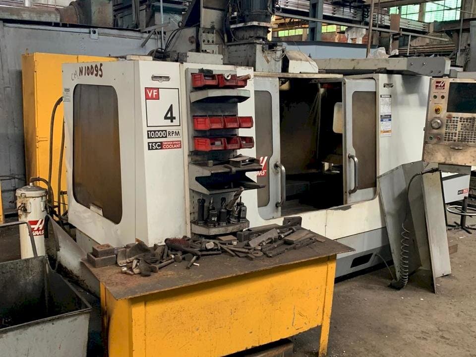 A HAAS VF-4  gép elölnézete