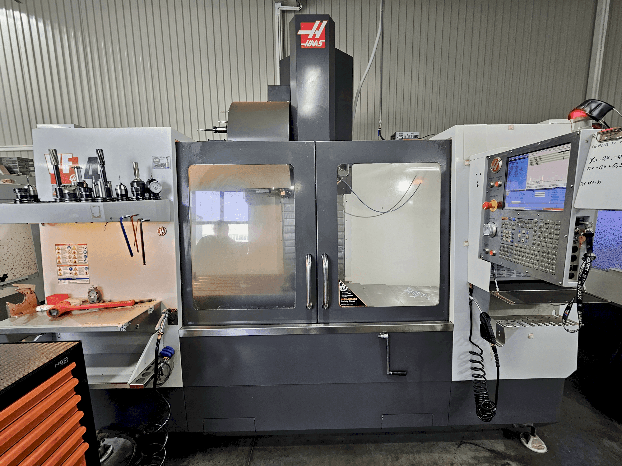 A HAAS VF-4  gép elölnézete