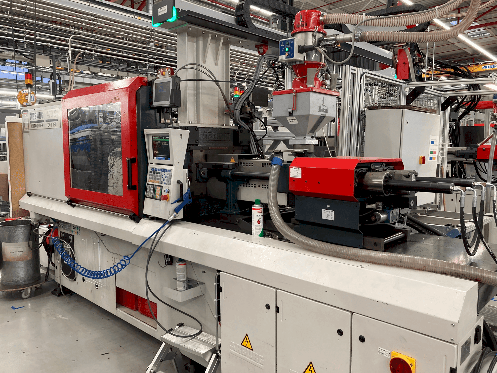 A Arburg Allrounder 470 S 1300-350 gép elölnézete