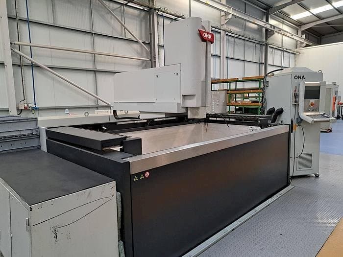 A ONA QX8 B1 L gép elölnézete