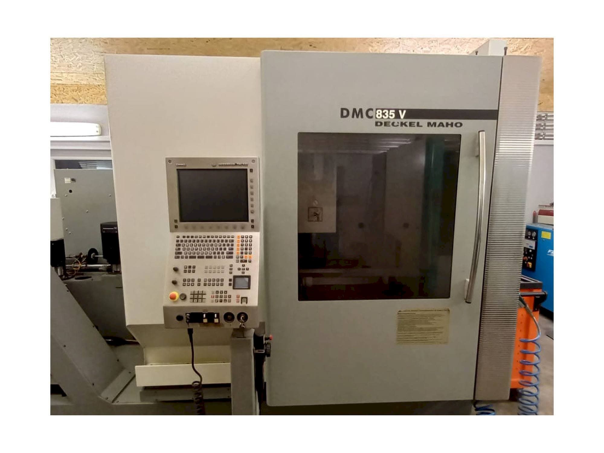 A DMG Deckel Maho DMC 835 V gép elölnézete