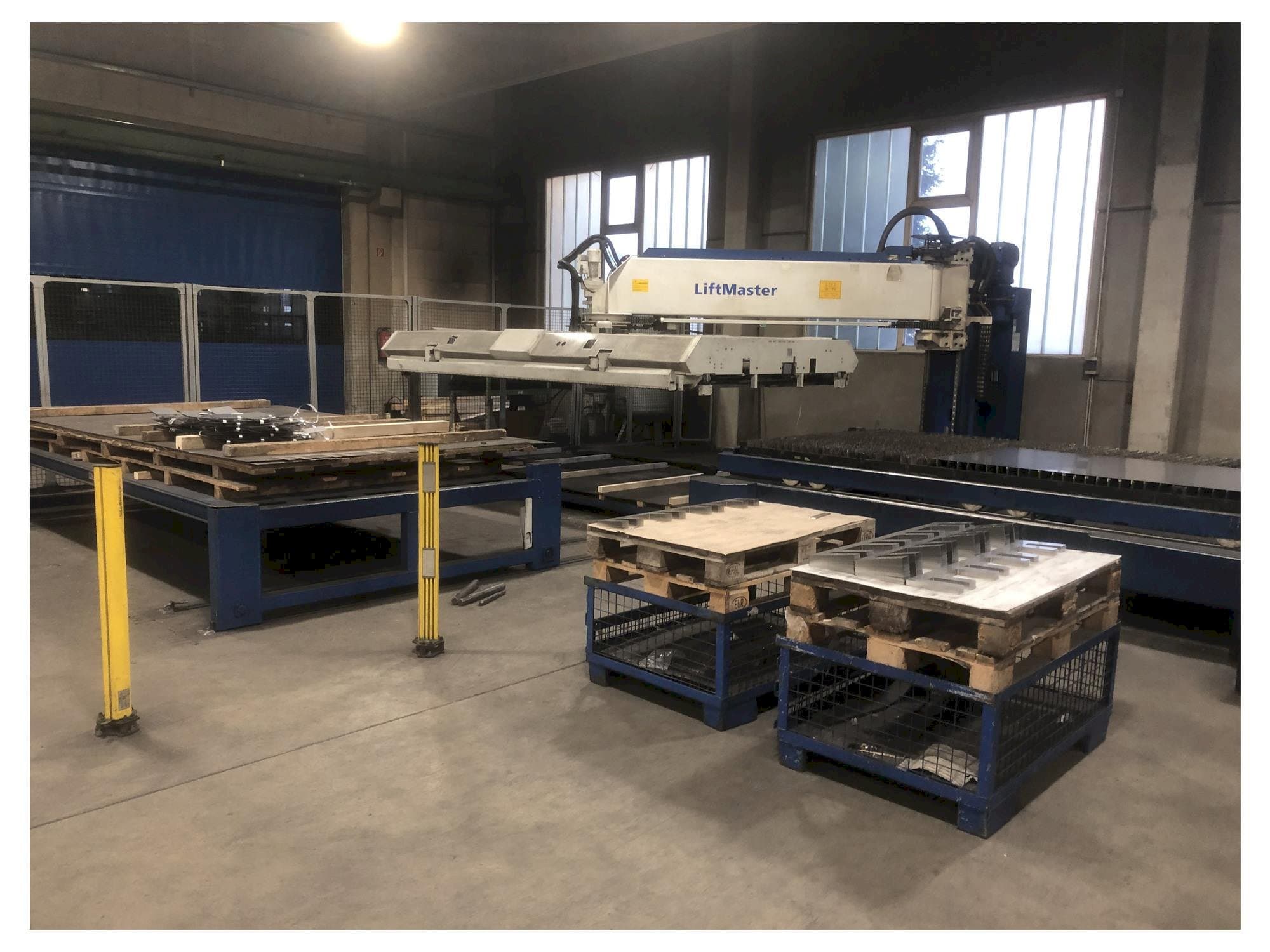 A TRUMPF TruLaser 5040 + Liftmaster gép elölnézete