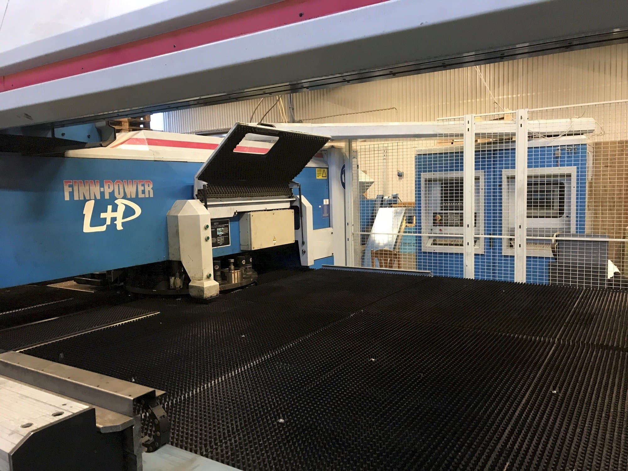 A Finn-Power LP6 gép elölnézete