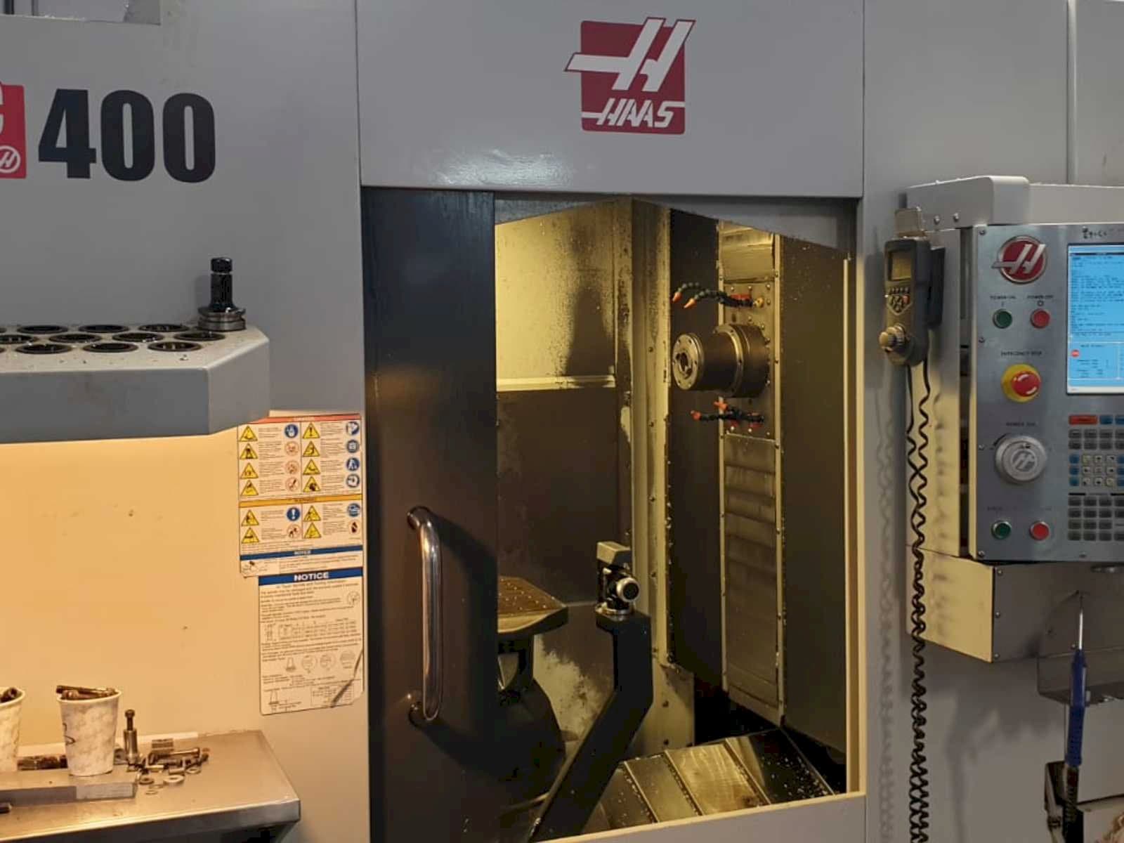 A HAAS EC400 gép elölnézete