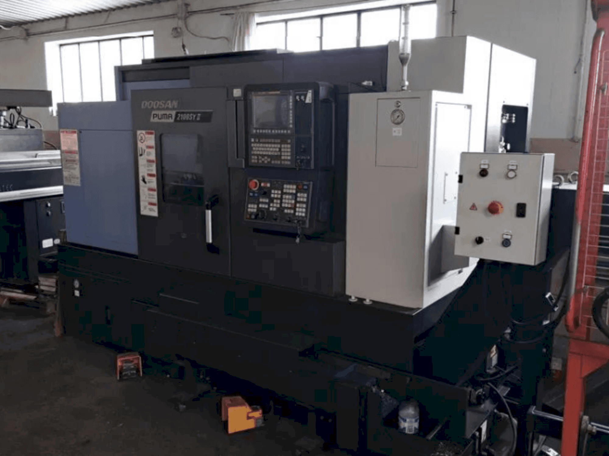 A DOOSAN PUMA 2100 SY II gép elölnézete