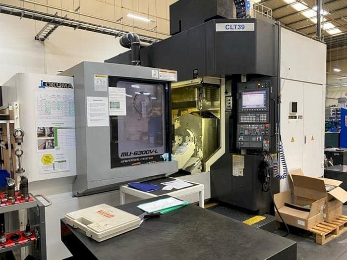A Okuma MU 6300V-L gép elölnézete
