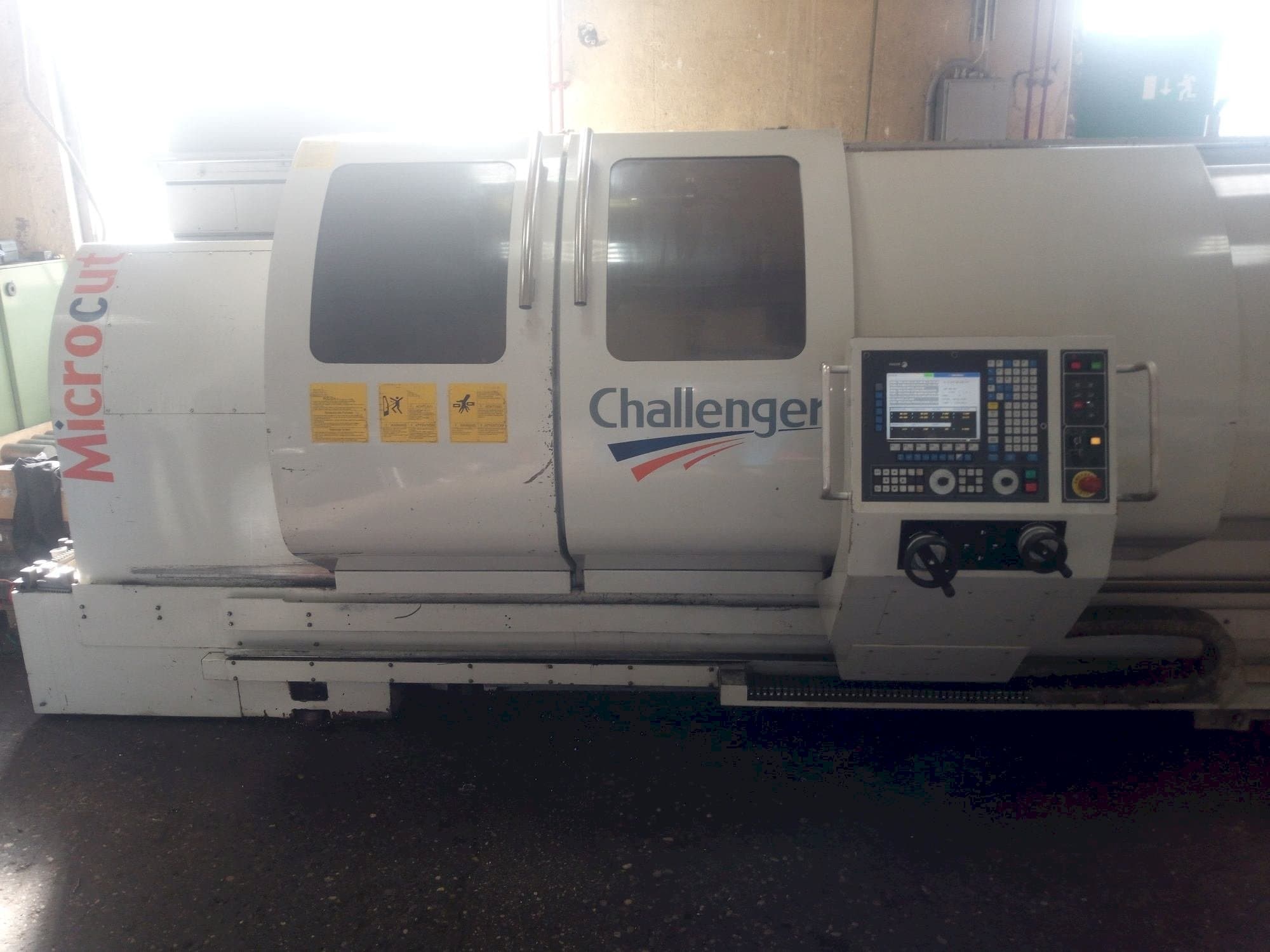 A MICROCUT BNC 2280 gép elölnézete