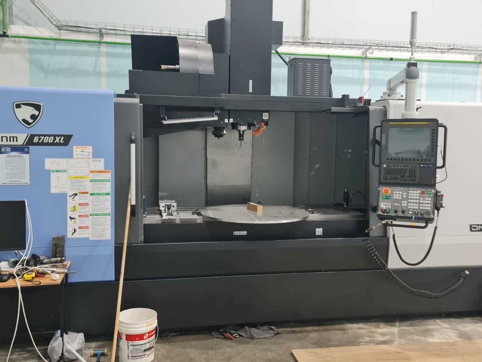 A Doosan DNM 6700 XL gép elölnézete