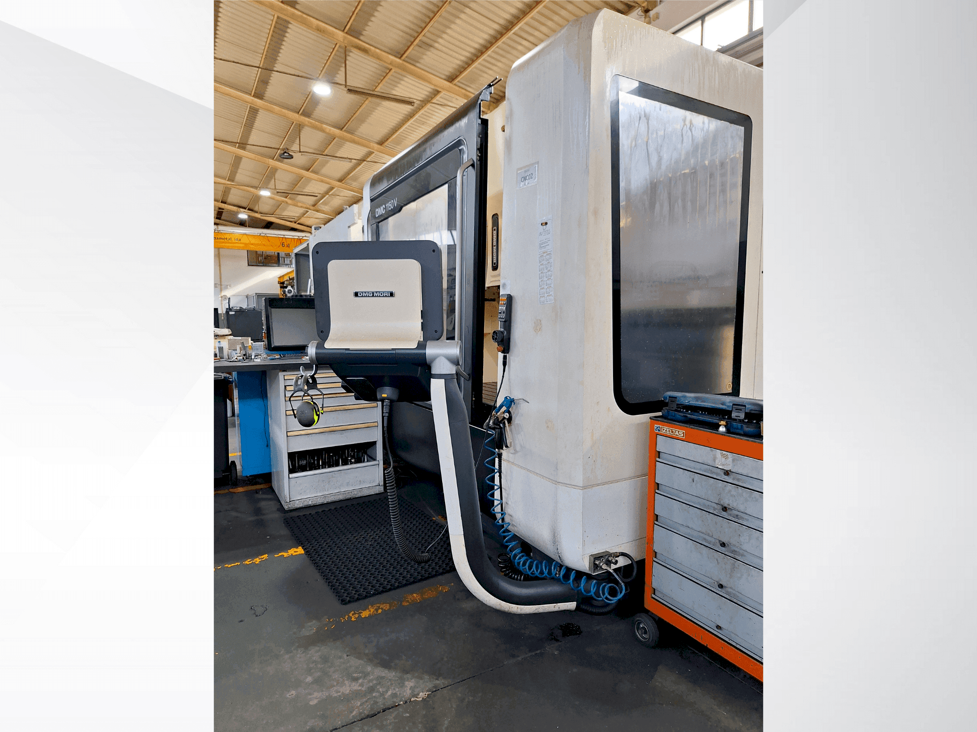 A DMG MORI DMC 1150 V  gép elölnézete