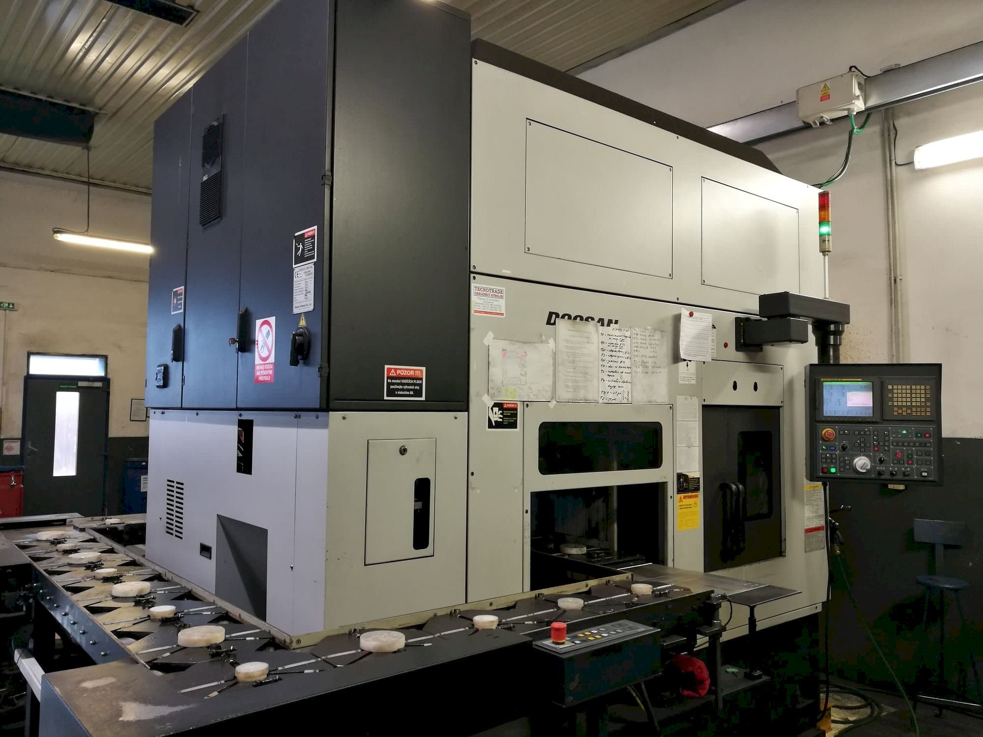 A Doosan Puma Inverturn 3000M gép elölnézete