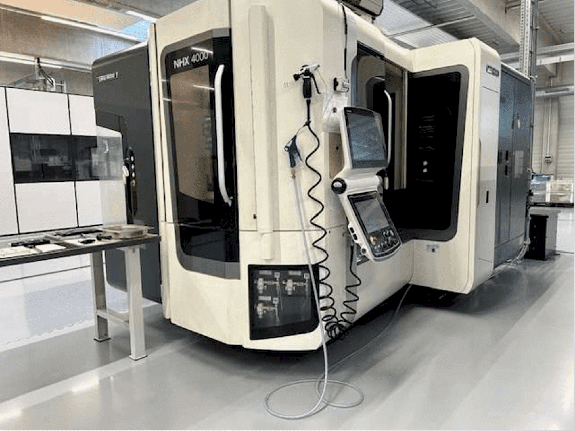 A DMG MORI NHX 4000 gép elölnézete