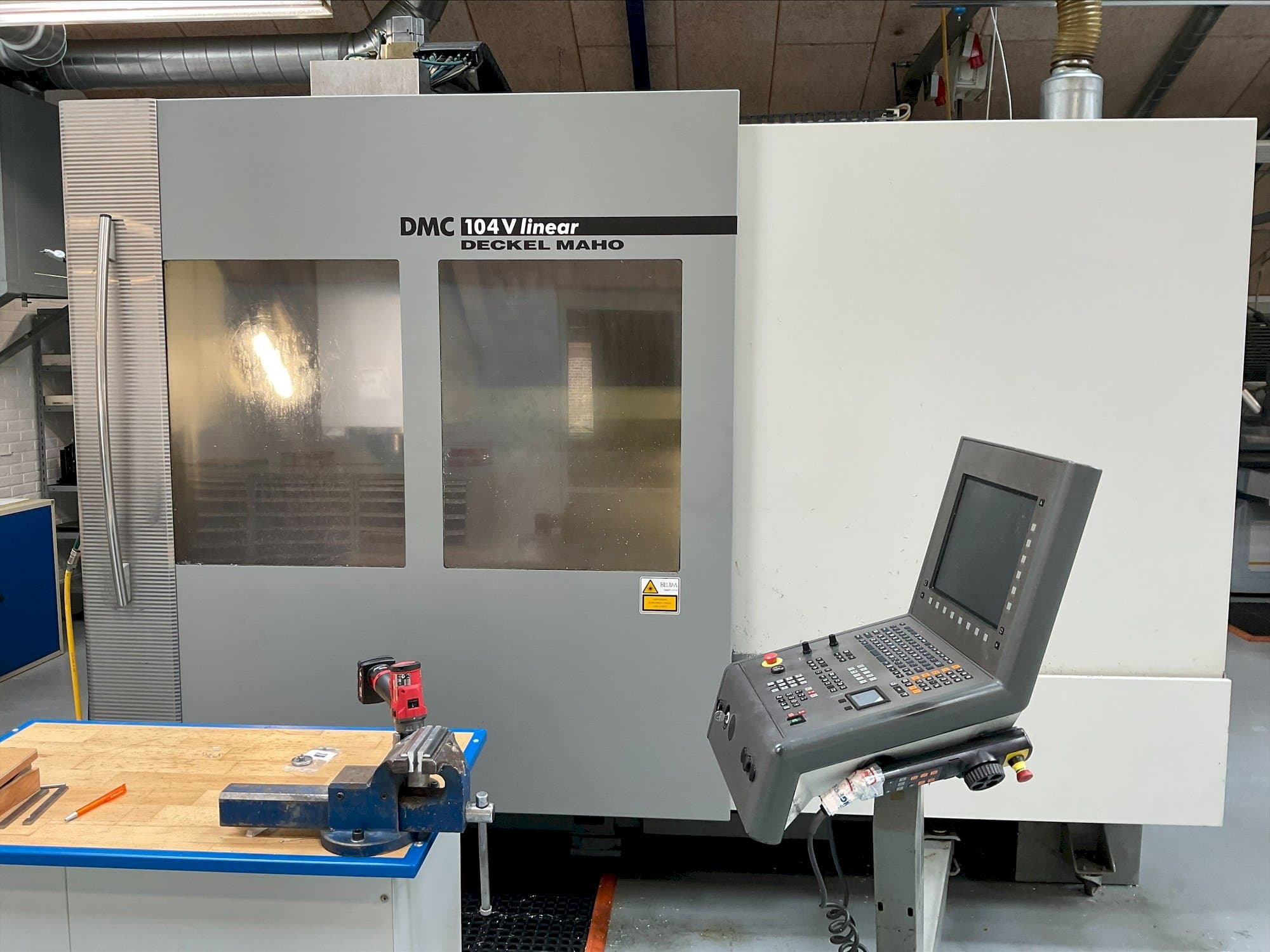 A DMG MORI DMC 104V linear gép elölnézete
