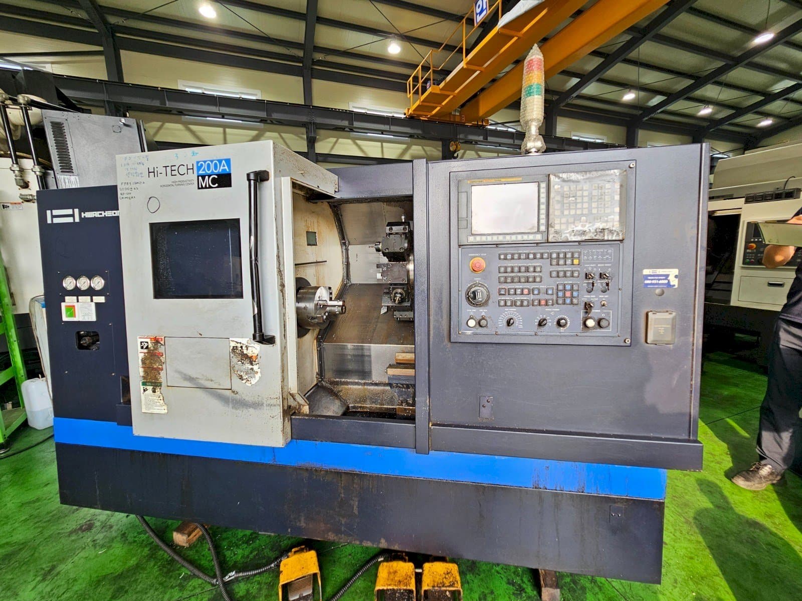 A HWACHEON Hi-Tech 200A MC gép elölnézete