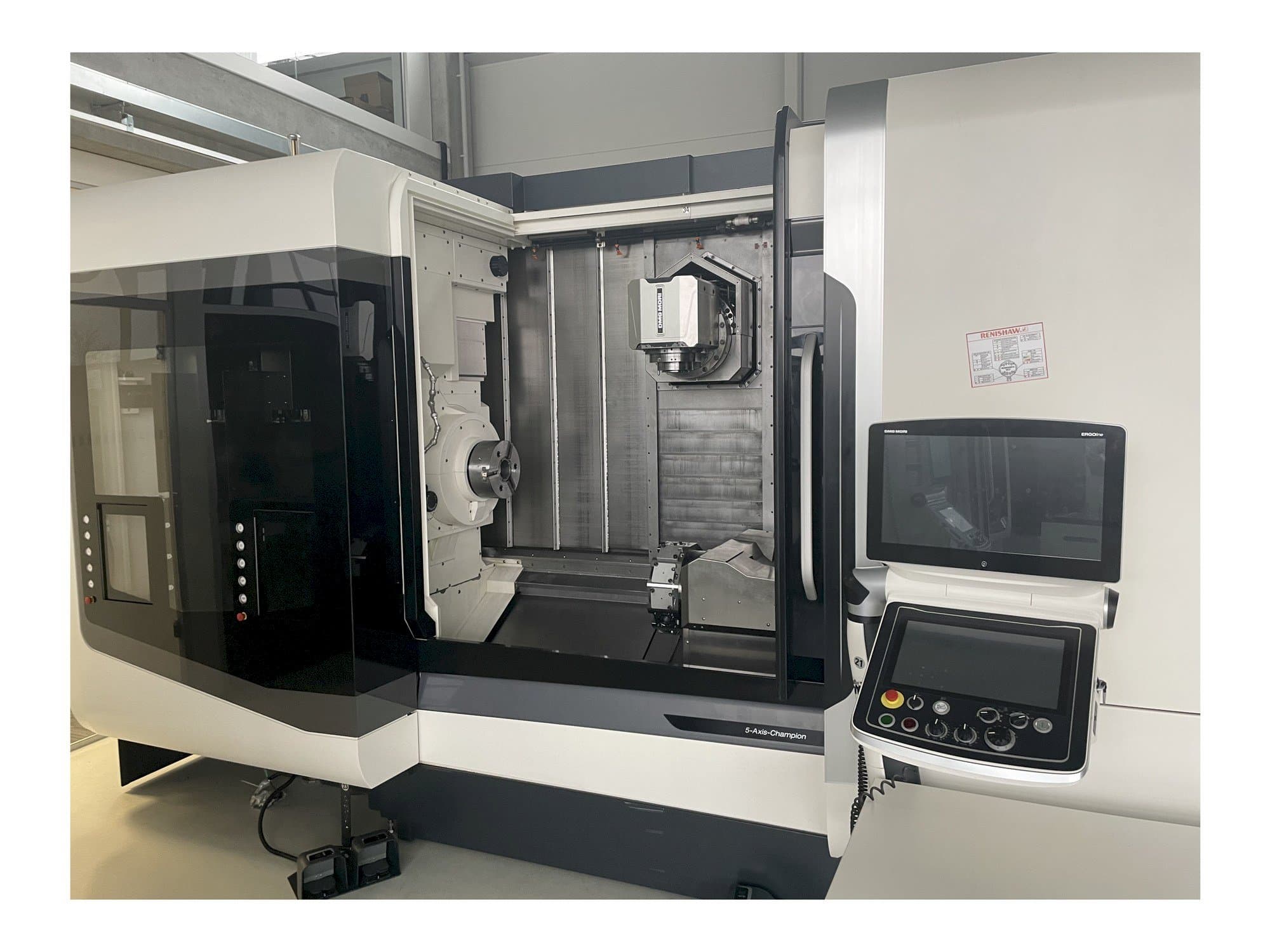 A DMG MORI NTX 2500/1500  gép elölnézete