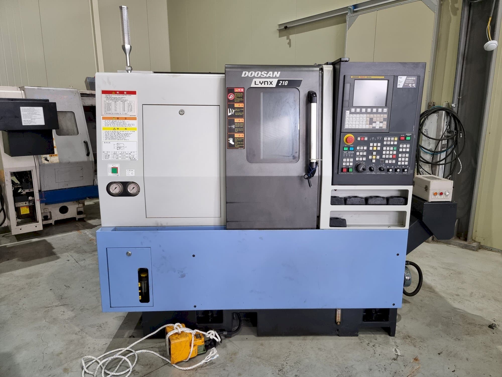 A Doosan LYNX 210 gép elölnézete