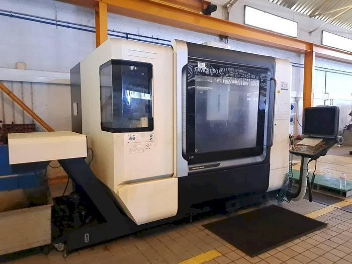 A DMG MORI DMC 1150V gép elölnézete