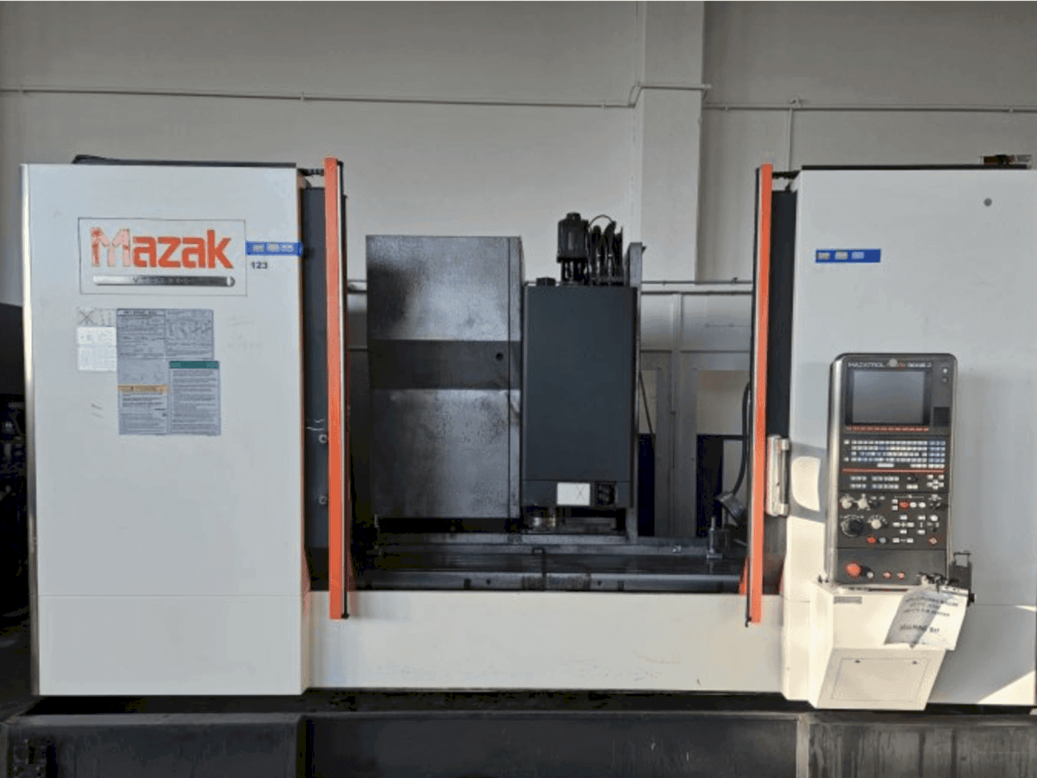 A Mazak VTC-530C gép elölnézete
