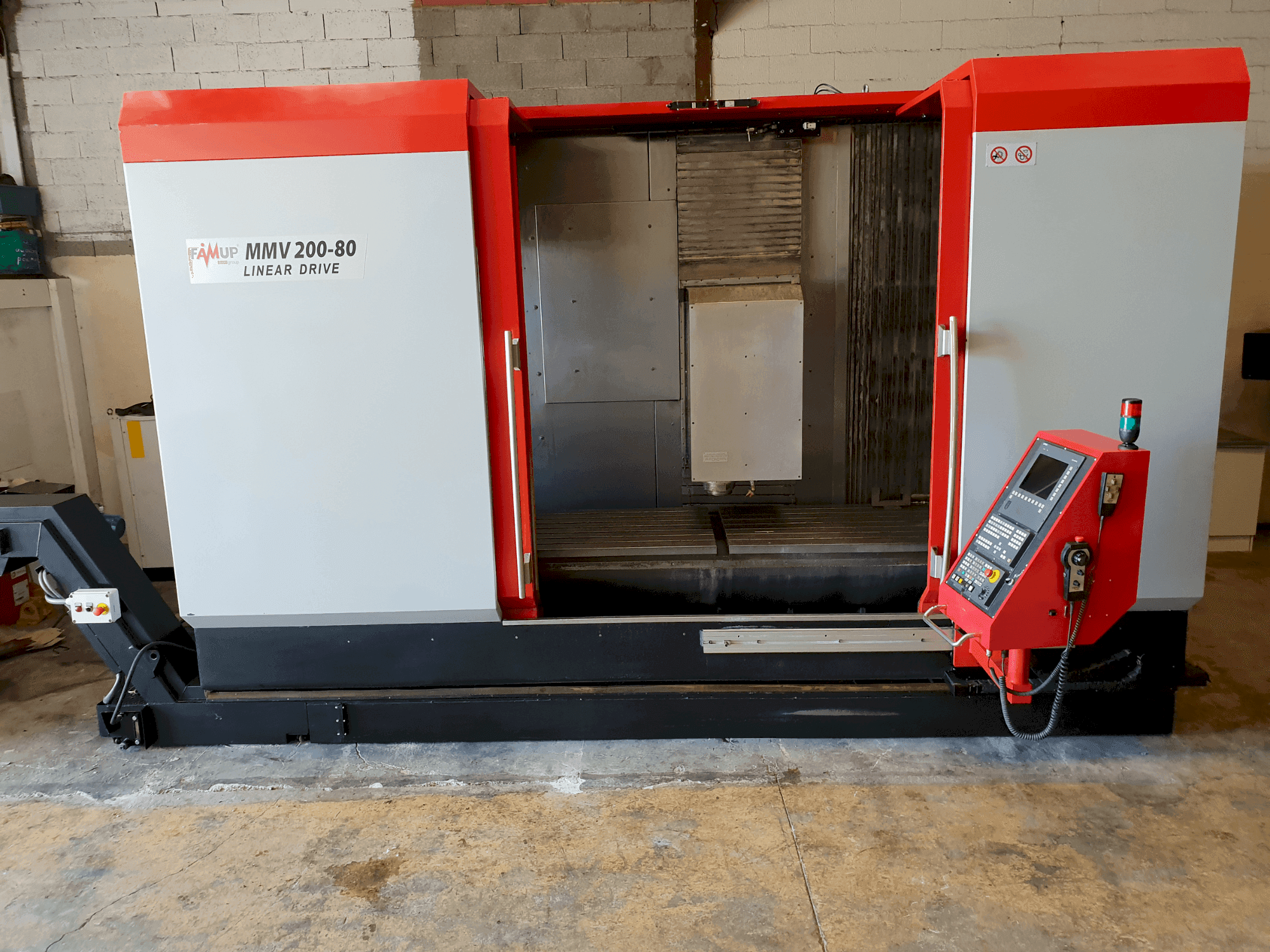 A FAMUP MMV 200-80 Linear Drive gép elölnézete