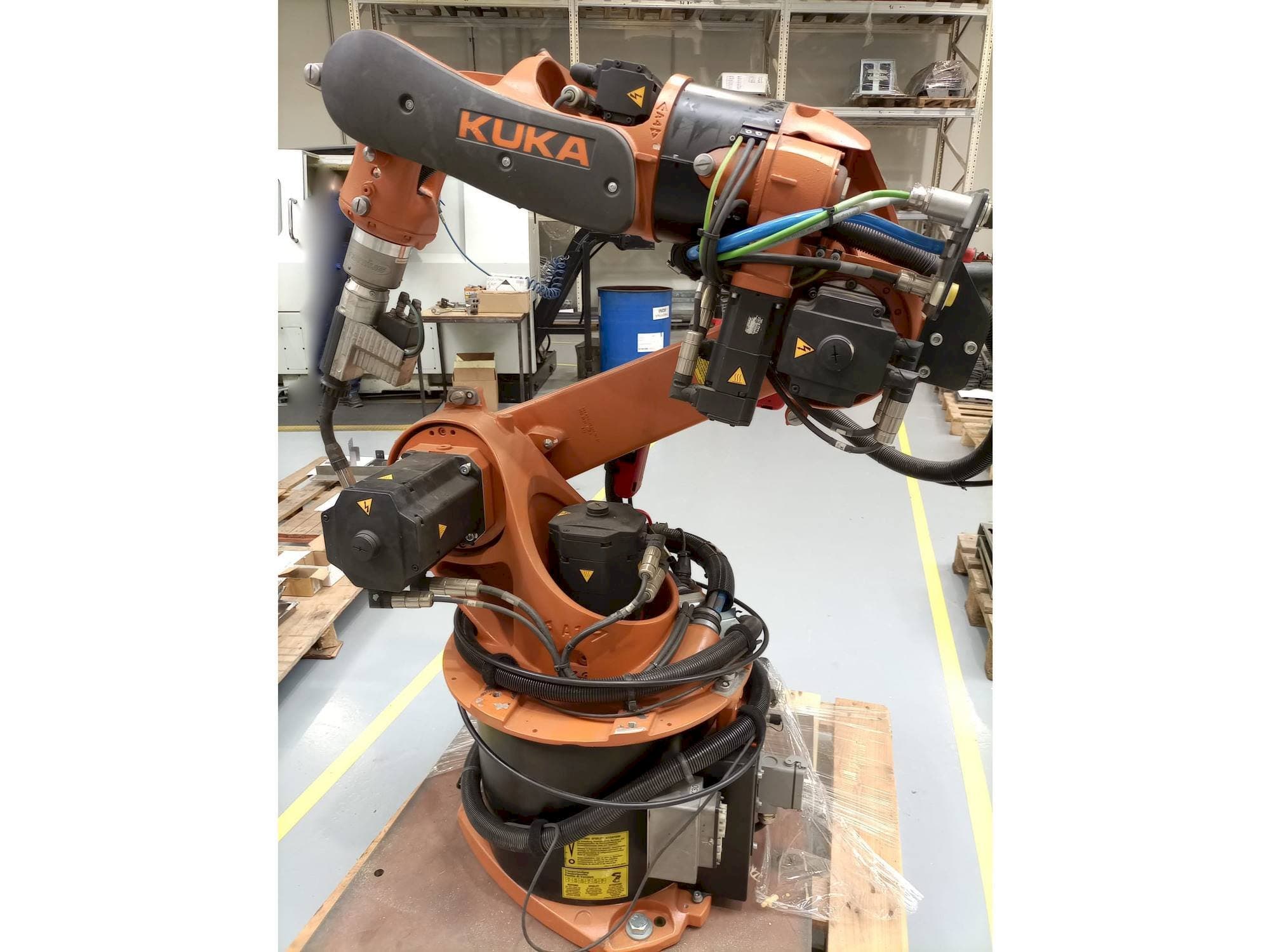 A KUKA KR16 ARC HW gép elölnézete