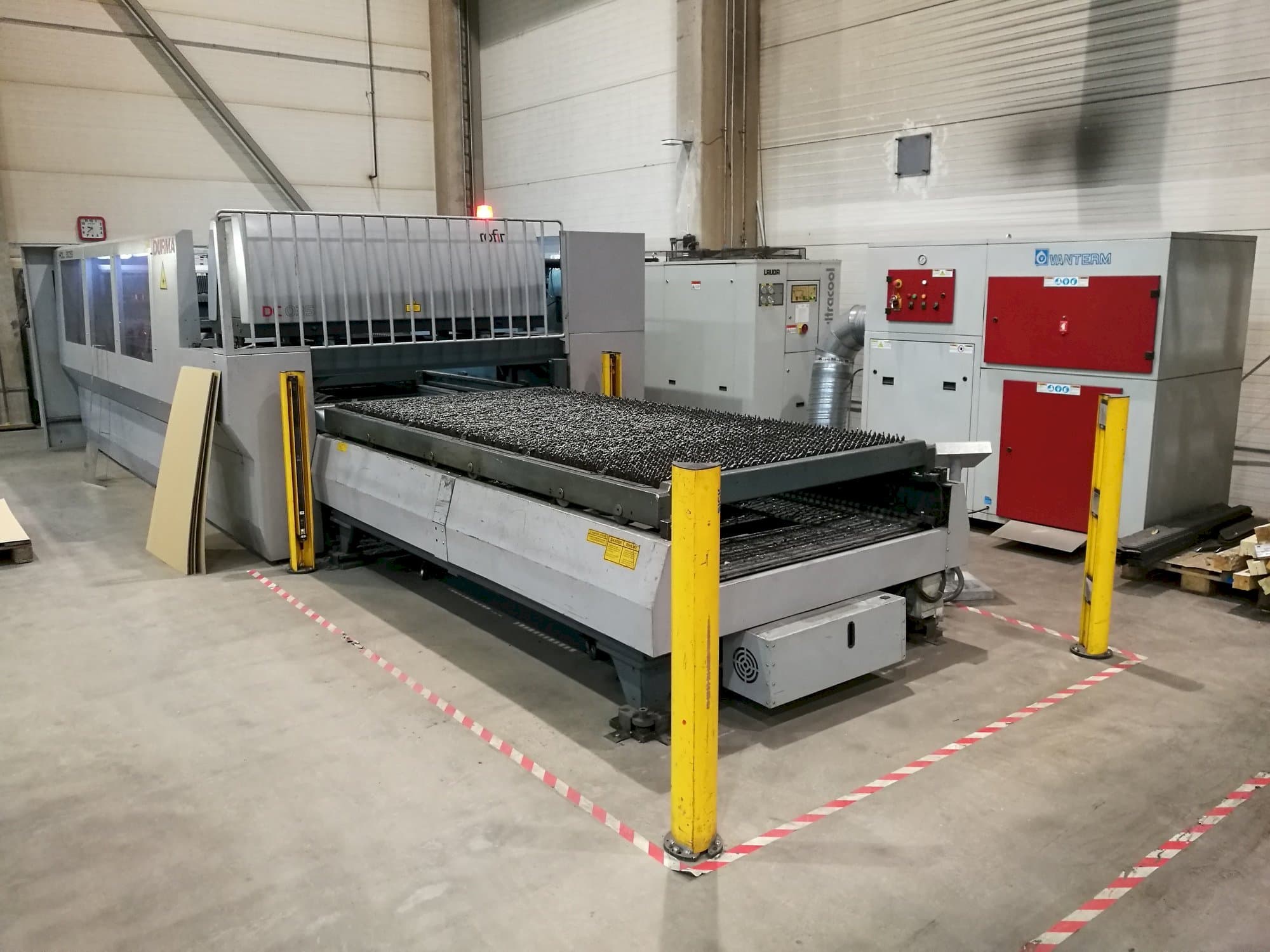 A Durma HDL 3015 gép oldalnézete