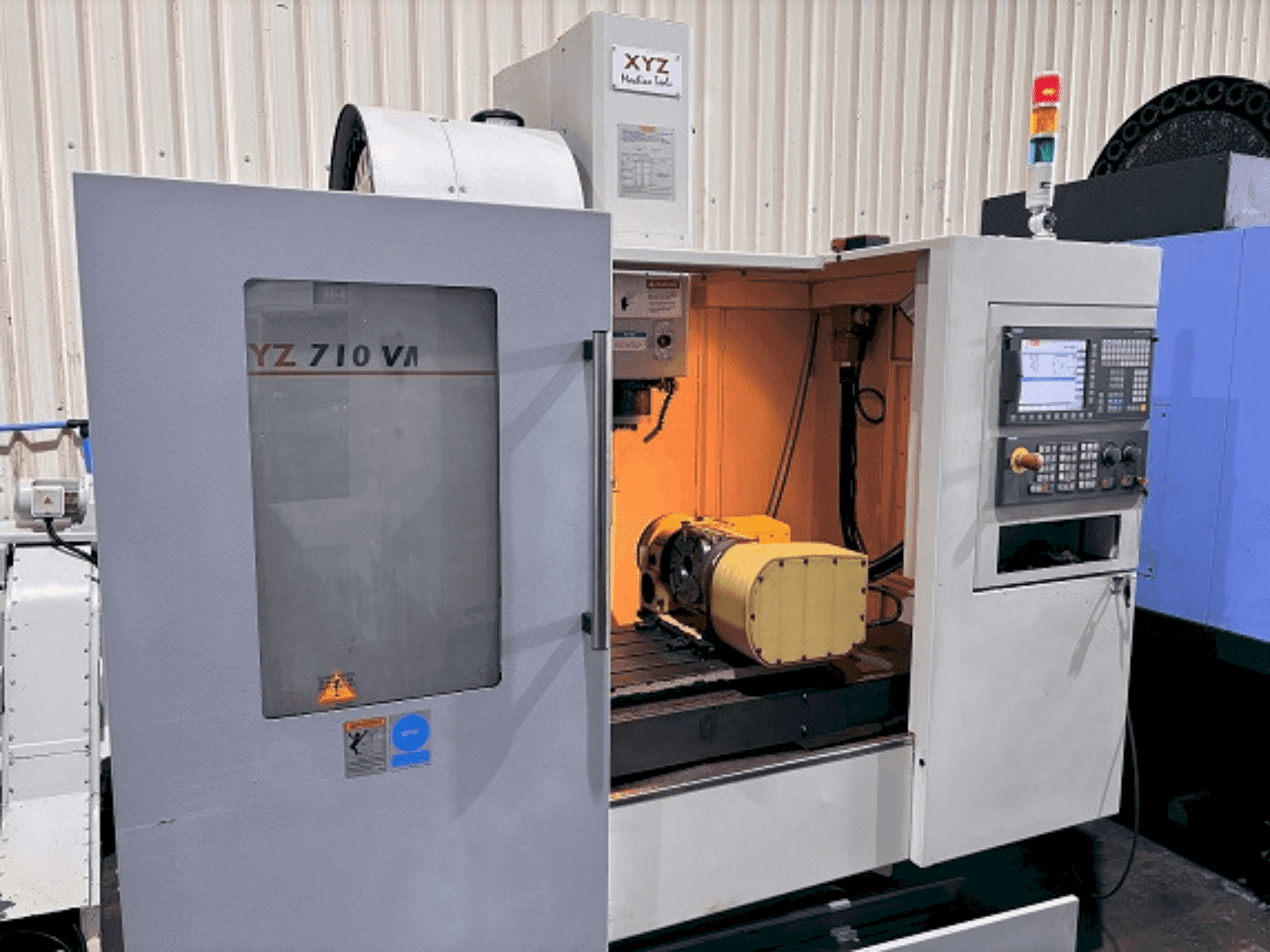 A XYZ 710 VMC gép elölnézete