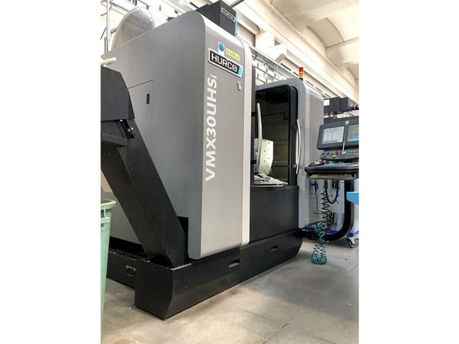 A Hurco VMX30 UHSi gép elölnézete