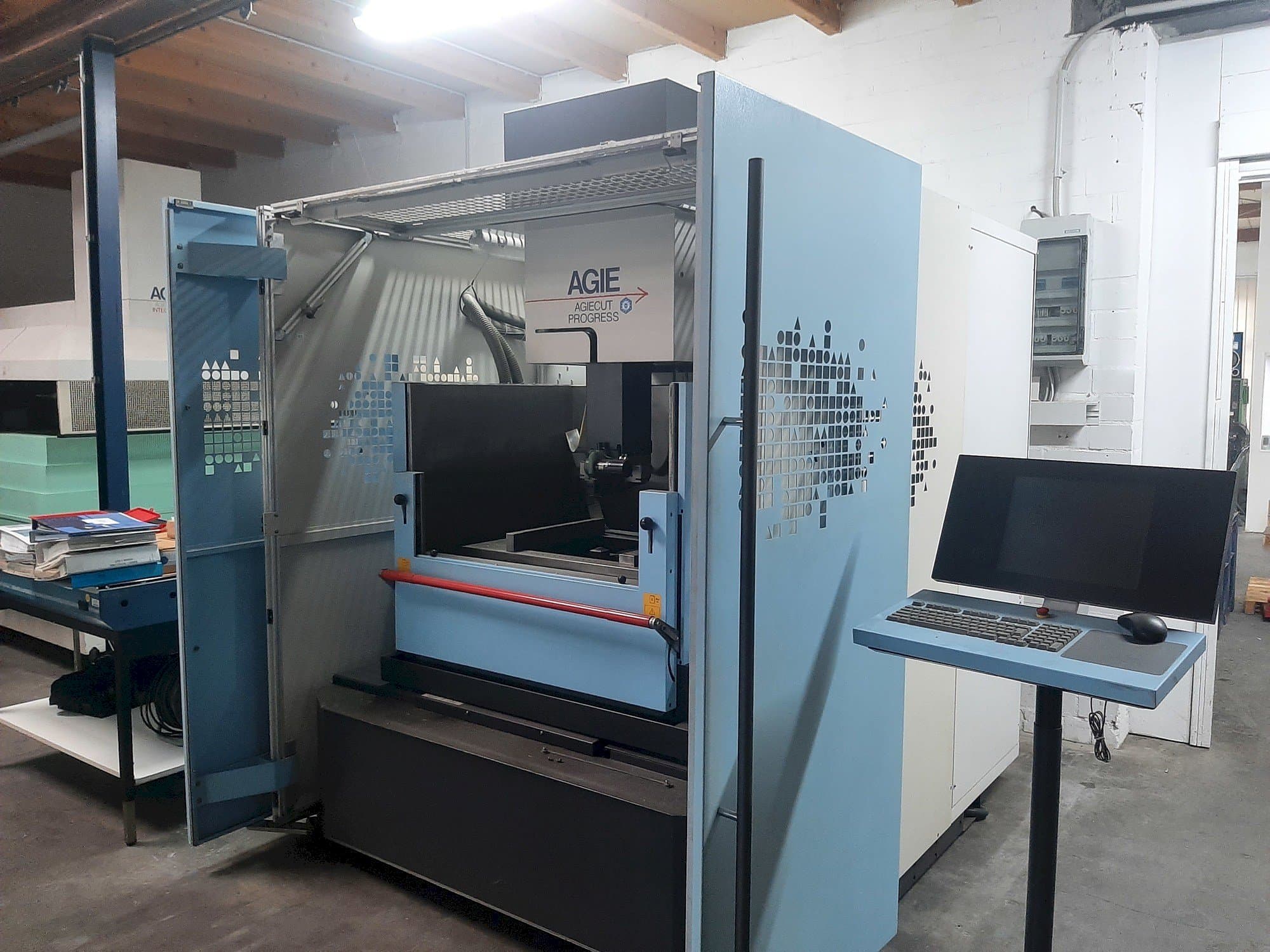 A AGIE Agiecut Progress 3 gép elölnézete