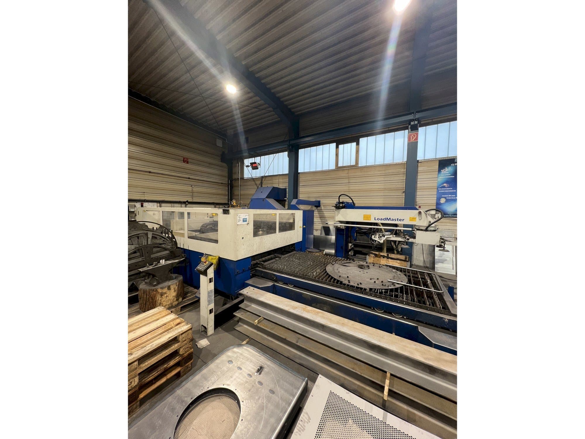A TRUMPF TruLaser 3030 gép elölnézete