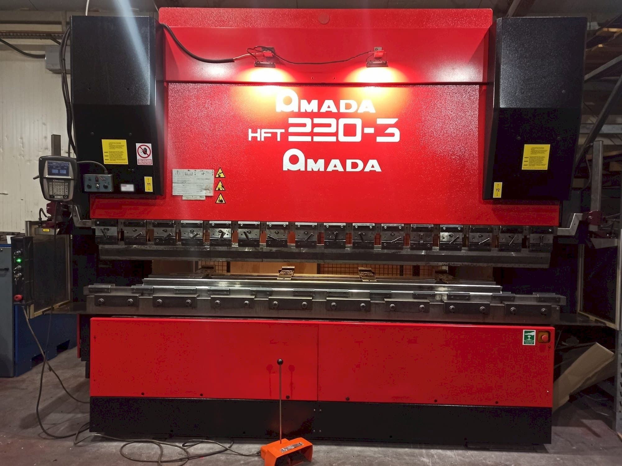A AMADA HFT 220-3 gép elölnézete
