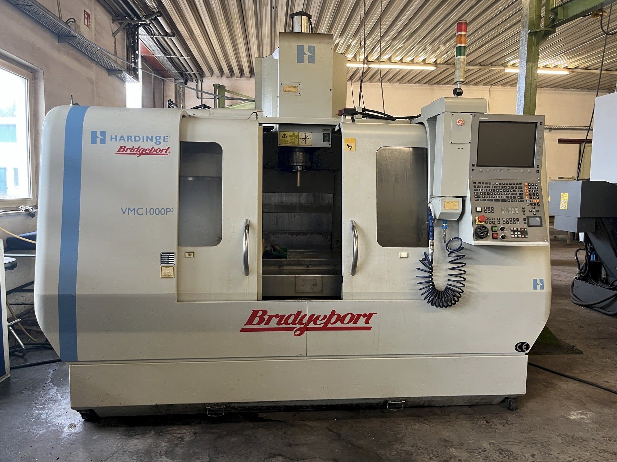 A Hardinge Bridgeport VMC 1000 P3 gép elölnézete