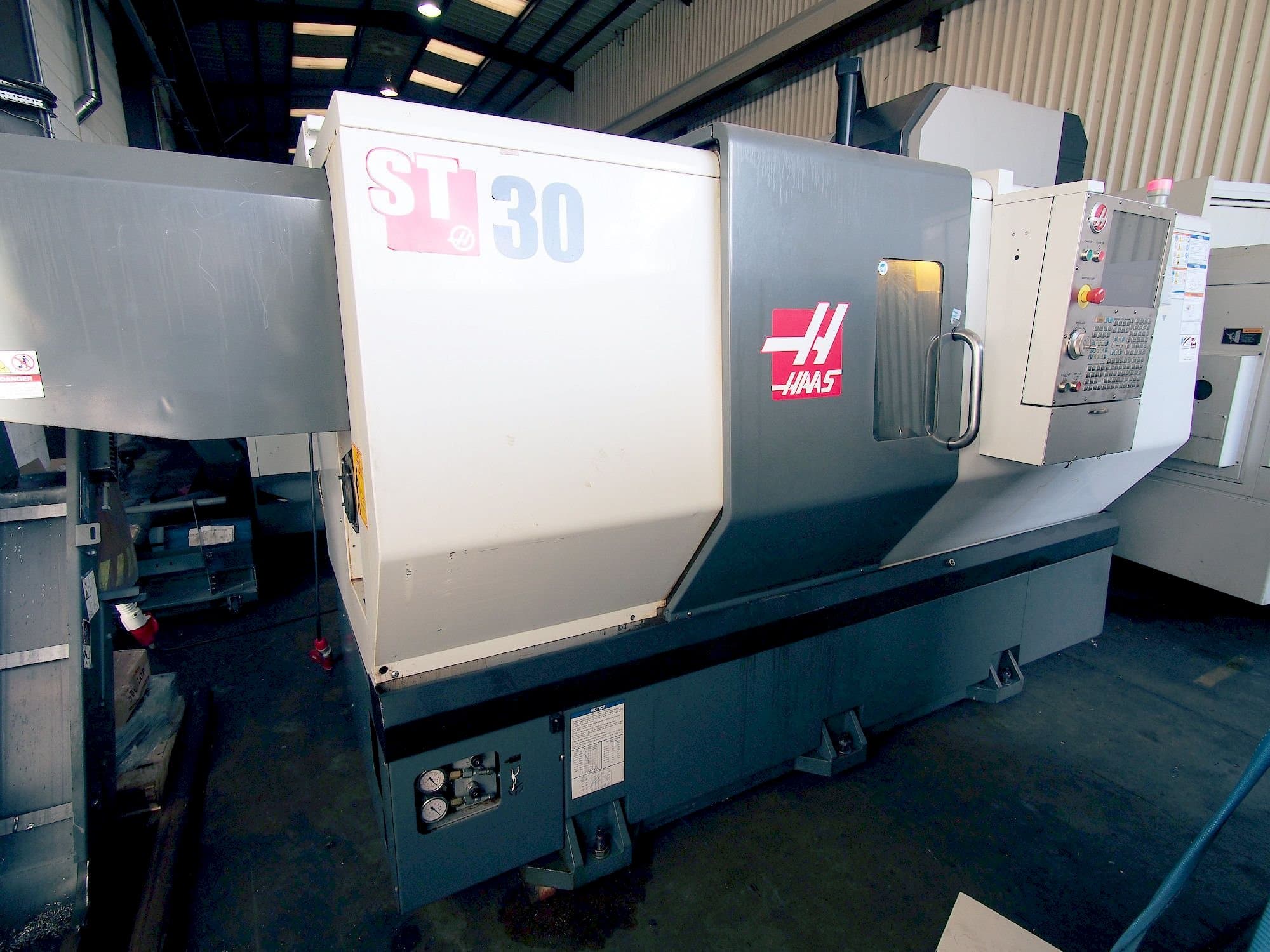 A HAAS ST-30 gép elölnézete