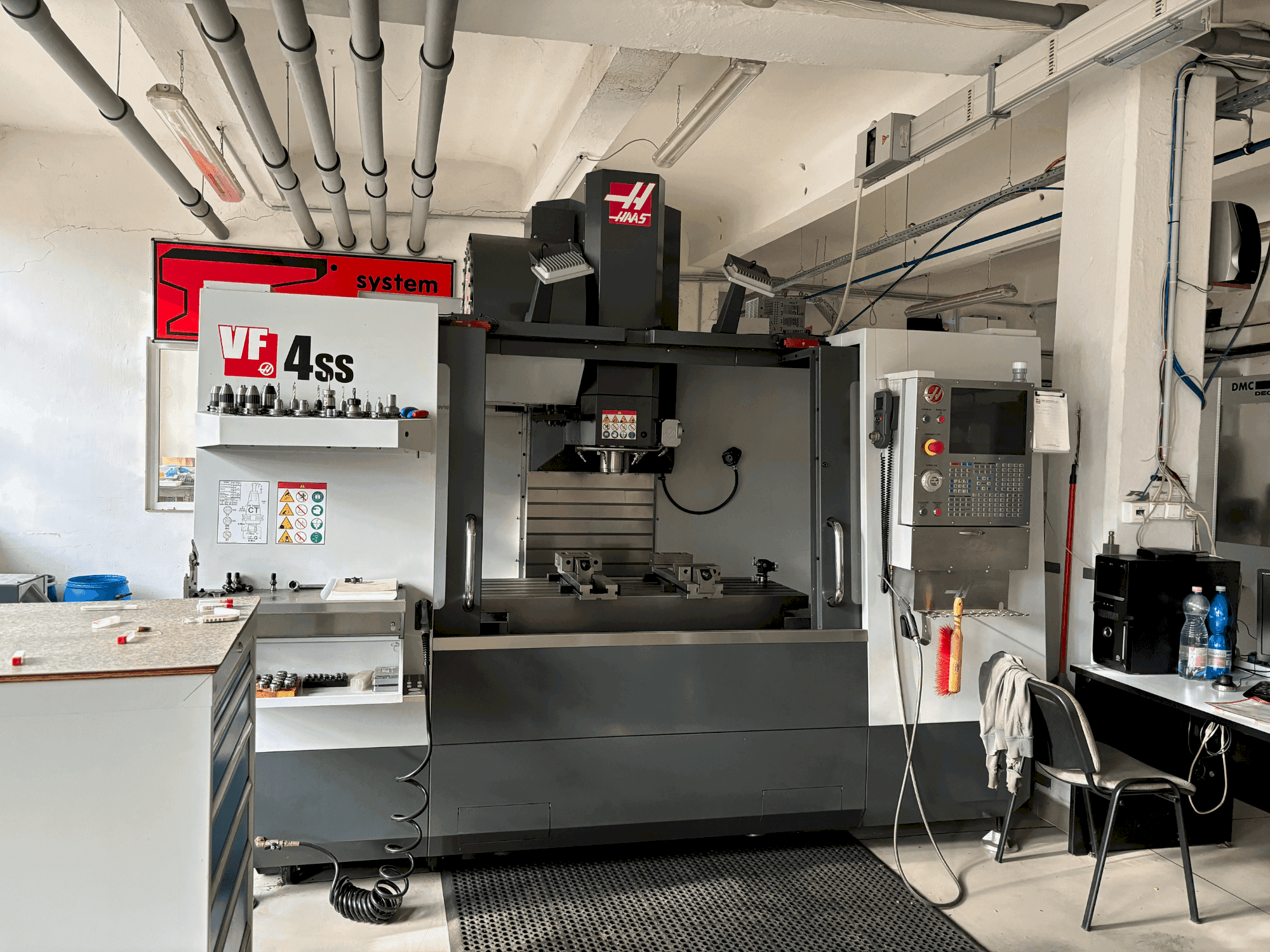 A HAAS HASS VS4SS  gép elölnézete