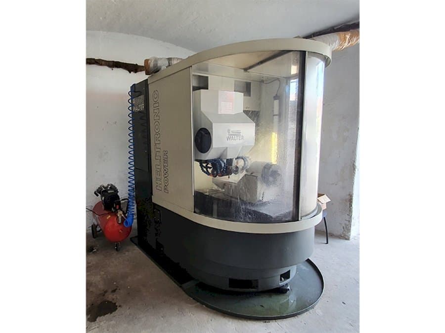 A Walter Helitronic Power gép elölnézete