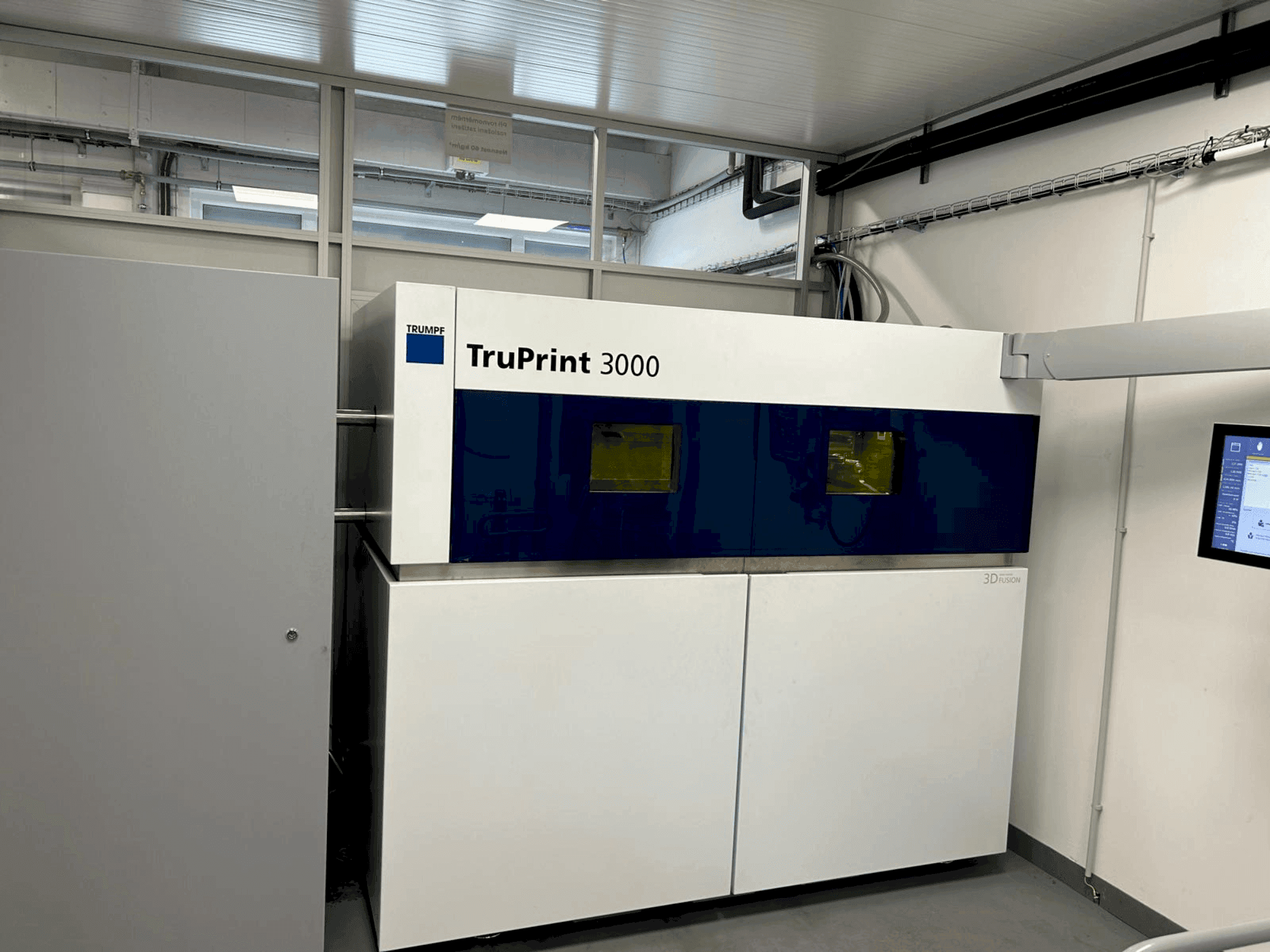 A TRUMPF TruPrint 3000  gép elölnézete