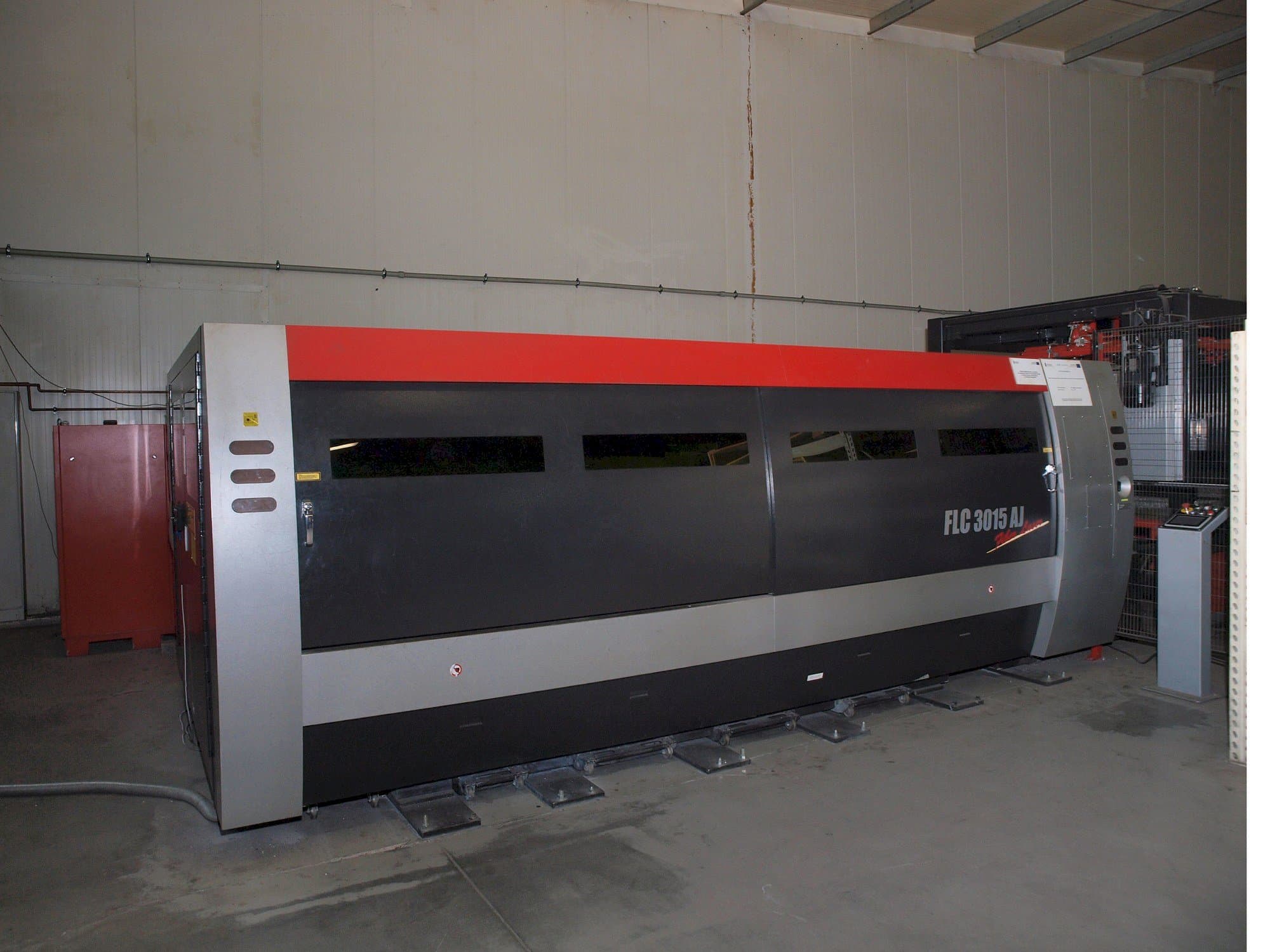 A AMADA LC-3015 AJ 2kW Fiber laser gép elölnézete