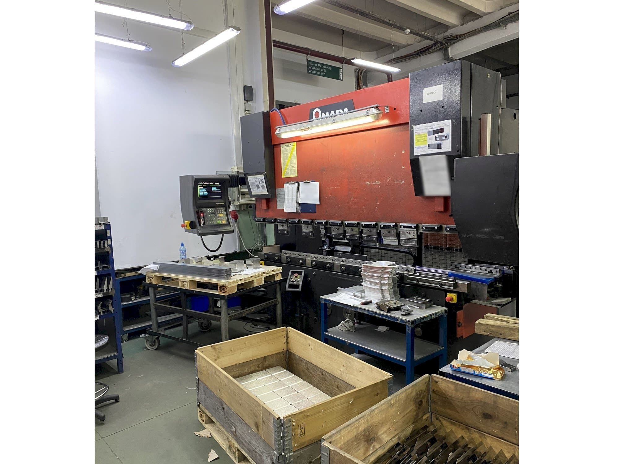 A AMADA HFBO 8025 gép elölnézete