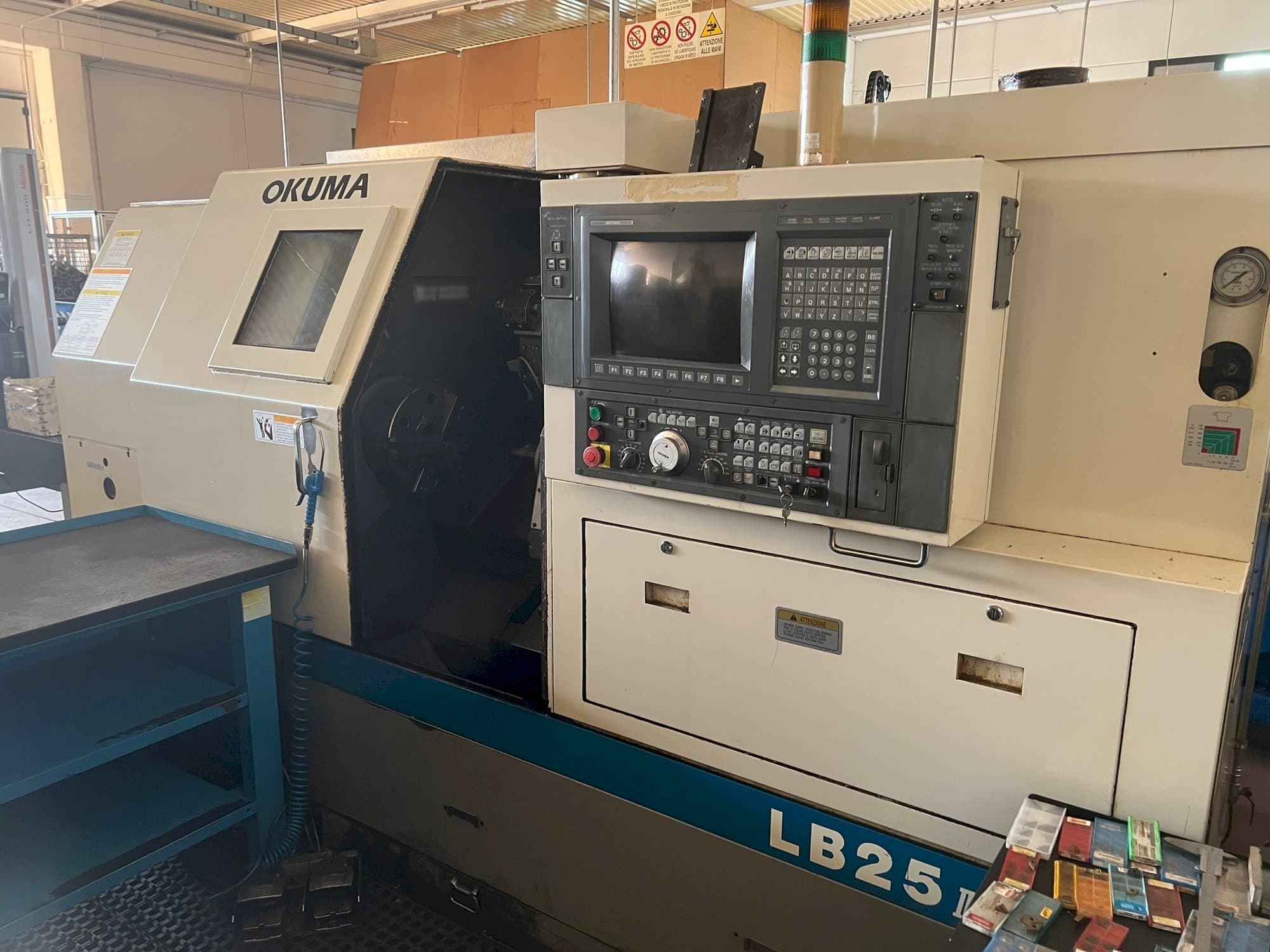 A Okuma LB 25 II gép elölnézete