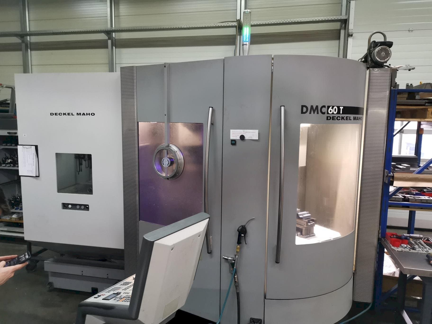 A DECKEL MAHO DMC 60T gép elölnézete