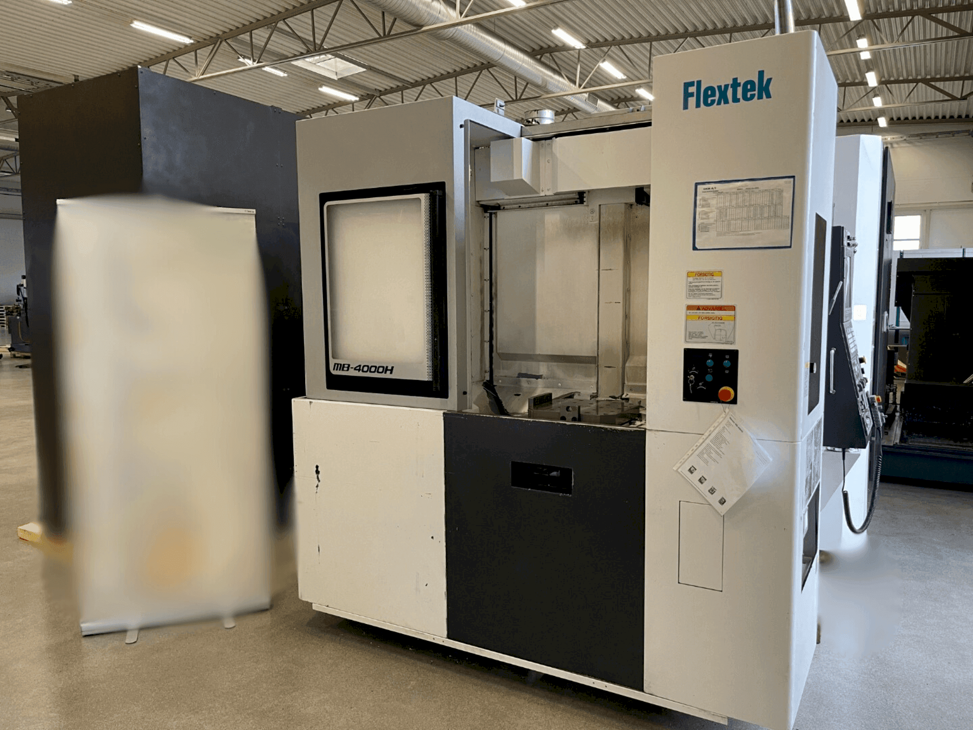 A Okuma MB-4000H gép elölnézete