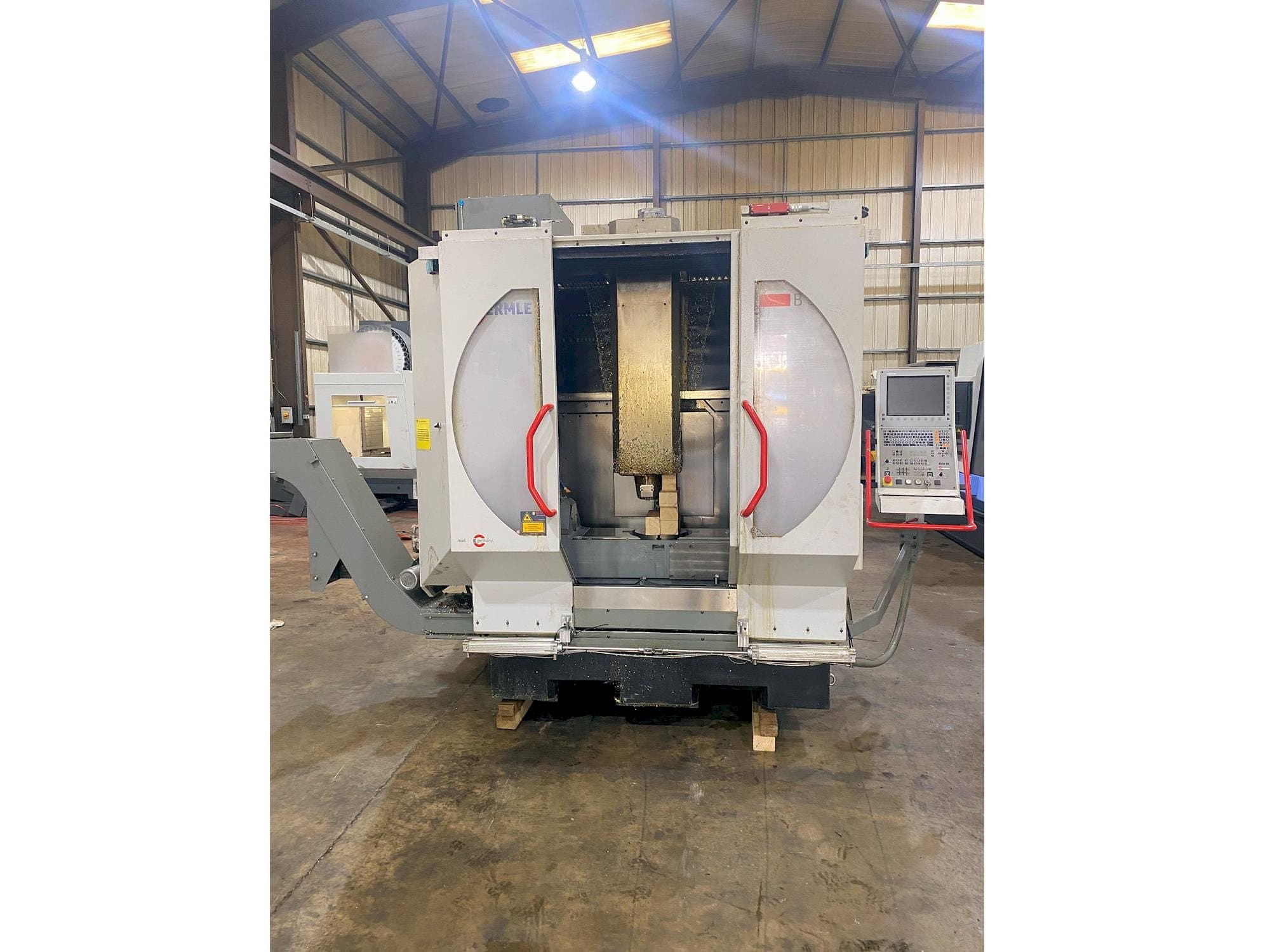 A HERMLE B 300 U gép elölnézete