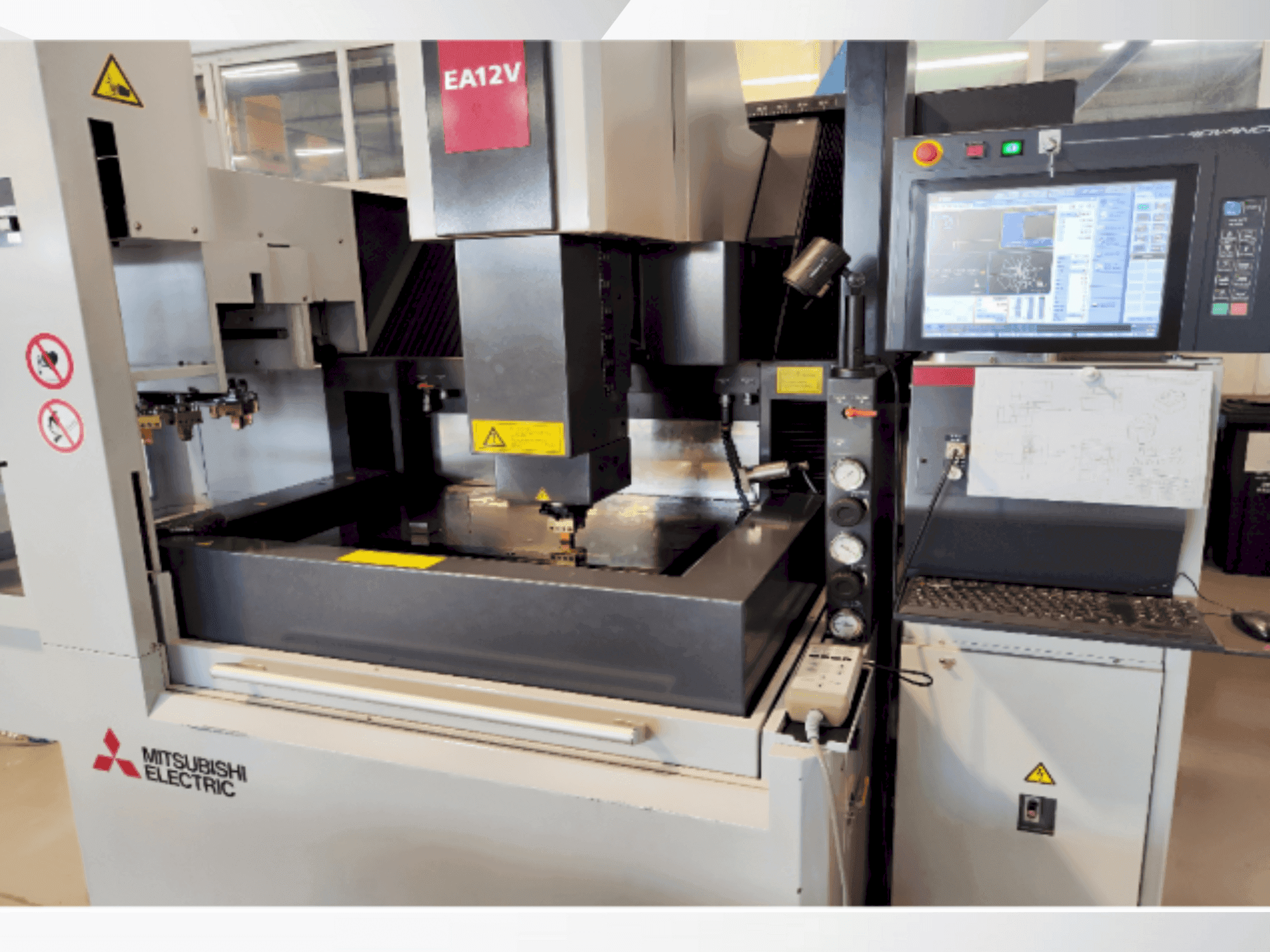 A Mitsubishi EA12VM ADVANCE gép elölnézete