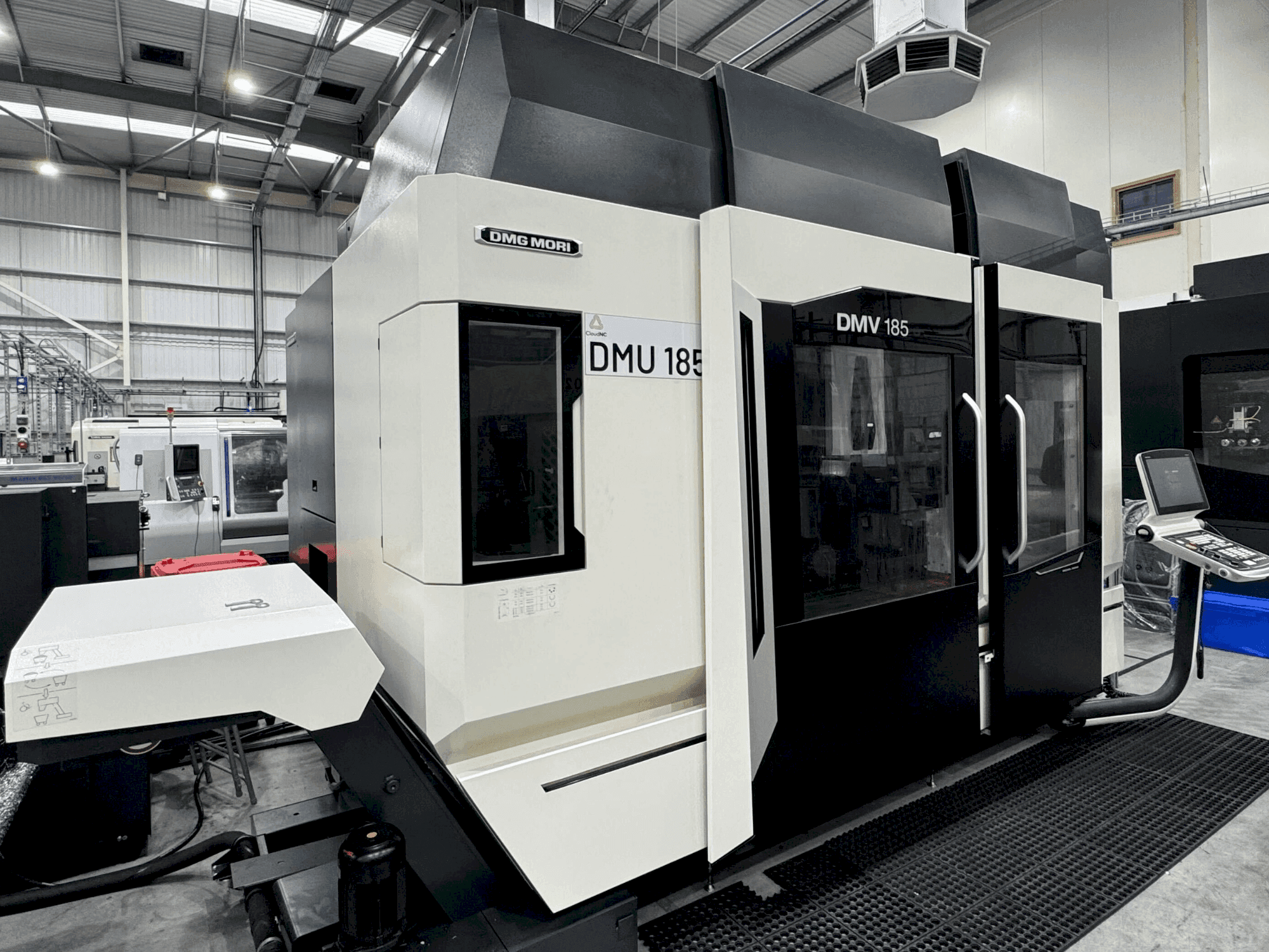A DMG MORI DMV 185  gép elölnézete