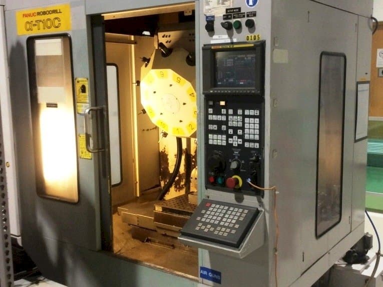 A FANUC RoboDrill Q-T10C  gép elölnézete