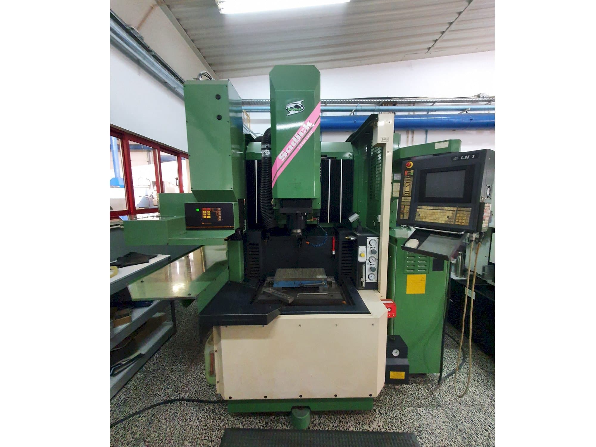 A Sodick AQ35L  gép elölnézete