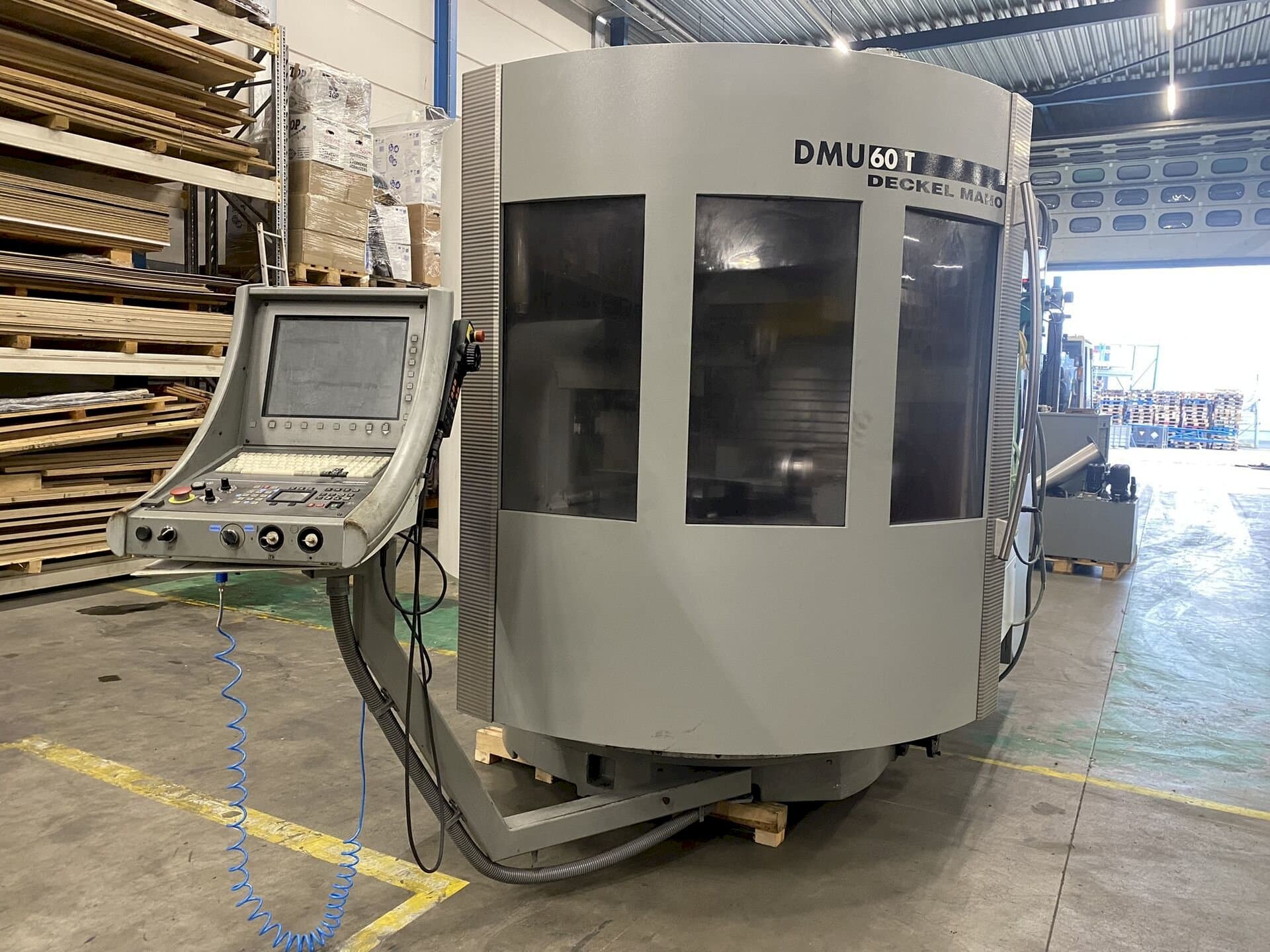 A DECKEL MAHO DMU60T gép elölnézete