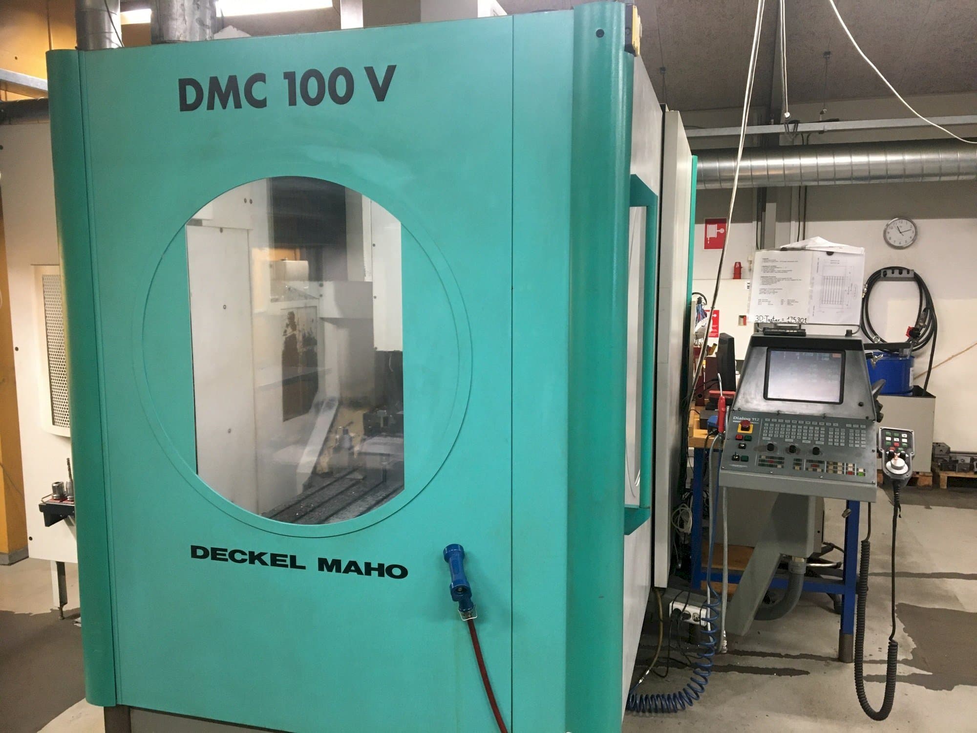 A DECKEL DMC 100V gép elölnézete