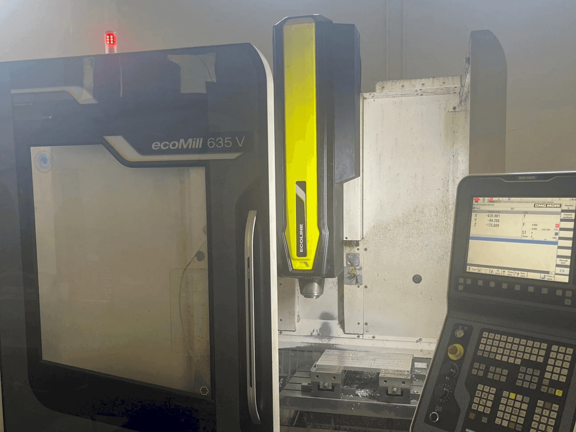A DMG MORI ecoMill 635V gép elölnézete